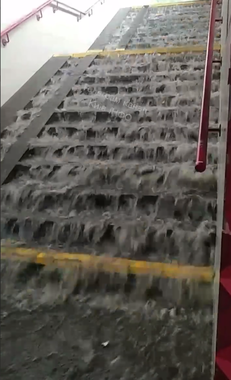 Гроза в Киеве затопила переходы: &quot;без резиновых сапог&quot; далеко не уйдешь (фото)